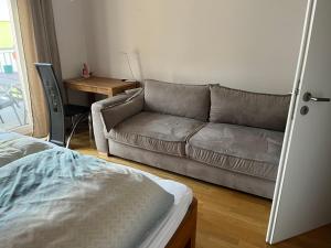 - un salon avec un canapé et une table dans l'établissement Schönes Zimmer in zentraler Lage, à Ulm