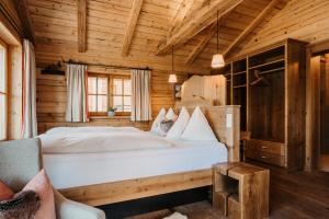 Ένα ή περισσότερα κρεβάτια σε δωμάτιο στο Almdorf Sankt Johann