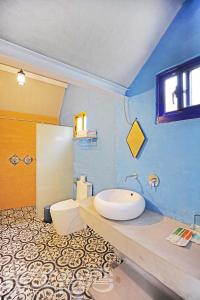 仁愛鄉的住宿－麋鹿遇見松鼠，蓝色的浴室设有水槽和卫生间