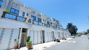 un edificio con porte del garage sul lato di una strada di 隨緣民宿 Suiian inn a Città Vecchia di Hengchun