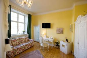 uma sala de estar com um sofá e uma mesa em SchlossHOTELGedern em Gedern