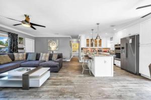 Η κουζίνα ή μικρή κουζίνα στο Deerfield Retreat! Walk to the Beach! Sleeps 8!