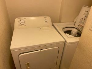 ein kleines Bad mit einer Waschmaschine und einer Waschmaschine in der Unterkunft Birdys Nest in Las Vegas
