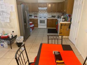 eine Küche mit einem orangefarbenen Tisch und Stühlen in der Unterkunft Birdys Nest in Las Vegas