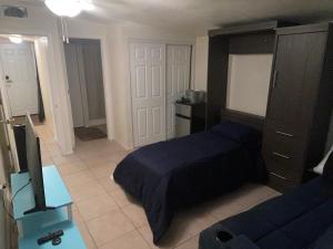ein Schlafzimmer mit 2 Betten und einem TV. in der Unterkunft Birdys Nest in Las Vegas