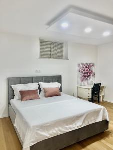 een slaapkamer met een groot bed en een bureau bij Viktor apartment in Split