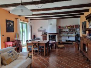 een woonkamer met een bank en een tafel bij Casa Monte Bracco in Rifreddo