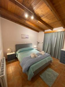 1 dormitorio con 1 cama grande y techo de madera en Country house en Galatas