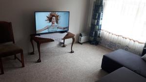 einen Flachbild-TV auf einem Tisch im Wohnzimmer in der Unterkunft Viljandi Paadimehe Apartment in Viljandi