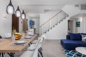 uma sala de jantar com uma mesa e um sofá azul em Villa Lomida Opatija em Opatija