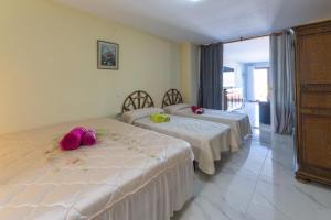 a bedroom with two beds with pink roses on them at Casa Meli Finestrat in Finestrat +34 photos