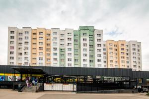 duży budynek z ludźmi idącymi przed nim w obiekcie Apartament Kraju centrum z fotelem masującym w mieście Sosnowiec