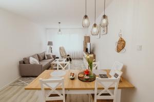 sala de estar con mesa y sillas en Apartament Kraju centrum z fotelem masującym en Sosnowiec