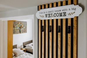 Letto o letti in una camera di Apartament Kraju centrum z fotelem masującym