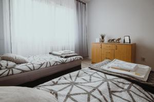 Letto o letti in una camera di Apartament Kraju centrum z fotelem masującym
