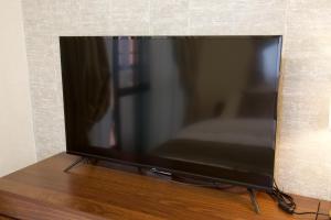 a flat screen tv sitting on top of a wooden table at 大井町アパートメントホテル豊強ビル in Tokyo +54 photos