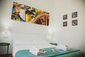 バレストラーテにあるOrlando Bayviewのベッド1台、タオル、テーブルが備わるお部屋です。