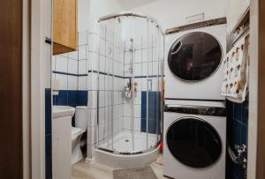 un bagno con lavatrice e lavatrice di Apartament Kraju centrum z fotelem masującym a Sosnowiec Altre 37 foto