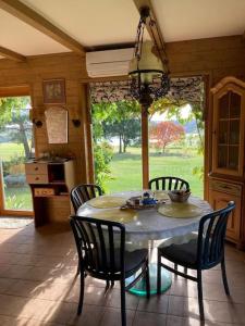 uma sala de jantar com uma mesa e cadeiras numa cozinha em Lake Dreamhouse em Žuklijai