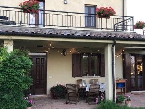 CastelfrentanoにあるCasa Trastulliの家の中のパティオ(テーブル、椅子付)