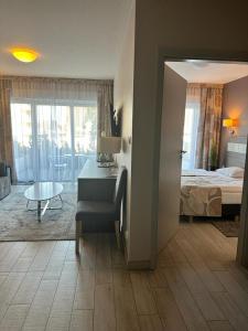 sypialnia z łóżkiem, krzesłem i stołem w obiekcie Apartament Czarna Góra BORMIO 2 w mieście Sienna
