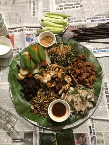 un piatto di cibo sopra un tavolo di Homestay view núi cực đẹp a Cham Ta Lao