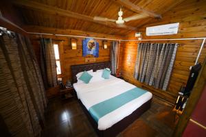 a bedroom with a bed in a wooden cabin at Casa De Silver in Baga