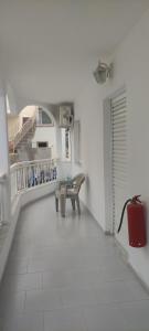 um quarto branco com um banco e uma varanda em Roses Studios em Cárpatos