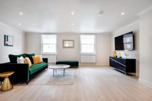 倫敦的住宿－Marble Arch Suite 4-Hosted by Sweetstay，客厅配有绿色沙发和桌子