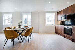 倫敦的住宿－Marble Arch Suite 4-Hosted by Sweetstay，厨房以及带桌椅的用餐室。