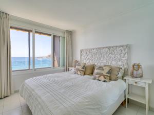 une chambre avec un grand lit avec vue sur l'océan dans l'établissement Seaside Apt with Sunset Views and Fast Wifi, à Patalavaca
