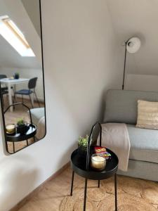 - un salon avec un canapé et une table avec un miroir dans l'établissement Gemütliche Wohnung nähe Klagenfurt, à Klagenfurt am Wörthersee