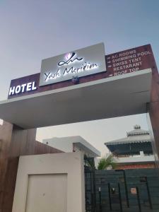 una señal para un hotel frente a un edificio en Collection O Mansarovar Narayan Vihar - Managed by Company en Jaipur