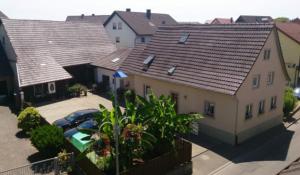 una vista aerea di una casa con parcheggio di Pension Chloe a Rust