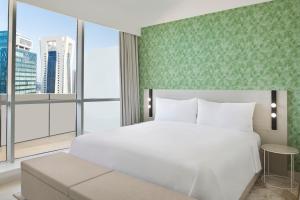 เตียงในห้องที่ Element by Westin West Bay Doha