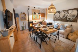 Televízia a/alebo spoločenská miestnosť v ubytovaní Abadía de Montenartró Apartamentos
