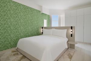 เตียงในห้องที่ Element by Westin West Bay Doha
