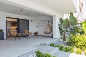 een patio met stoelen en een tafel in een huis bij Urban Zen in Agios Nikolaos