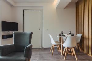 een woonkamer met een tafel en stoelen bij Urban Zen in Agios Nikolaos