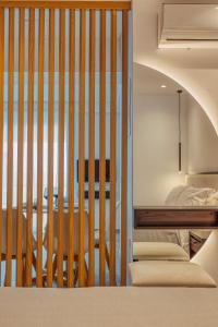 een trap naar een slaapkamer in een huis bij Urban Zen in Agios Nikolaos