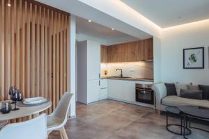 een woonkamer met een bank en een tafel bij Urban Zen in Agios Nikolaos +16 foto's