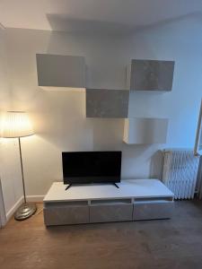 Televízia a/alebo spoločenská miestnosť v ubytovaní Cozy studio apartment Tour Eiffel