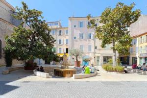 een groep mensen die rond een fontein op een binnenplaats zitten bij Grand T2 - 100 m de la mer - CLIM in La Ciotat