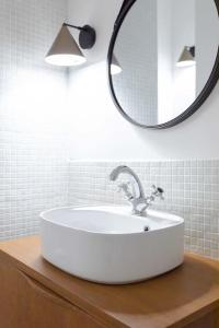 een badkamer met een wastafel en een spiegel bij Grand T2 - 100 m de la mer - CLIM in La Ciotat