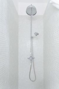 een douche in een badkamer met witte tegels bij Grand T2 - 100 m de la mer - CLIM in La Ciotat +18 foto's