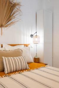 een slaapkamer met een bed en een tafel met een lamp bij Grand T2 - 100 m de la mer - CLIM in La Ciotat