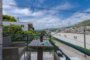 einen Balkon mit einem Tisch und Flussblick in der Unterkunft Apartment Iva in Dubrovnik