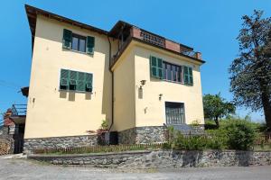 Casa blanca grande con ventanas con persianas verdes en Beautiful Tagliolo, en Tagliolo Monferrato