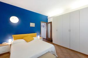 Un dormitorio con una pared azul y una cama en Beautiful Tagliolo, en Tagliolo Monferrato