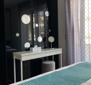 ein Ankleidezimmer mit einem Tisch und Spiegeln in der Unterkunft Luxuriöses City Penthouse in Friedrichshafen